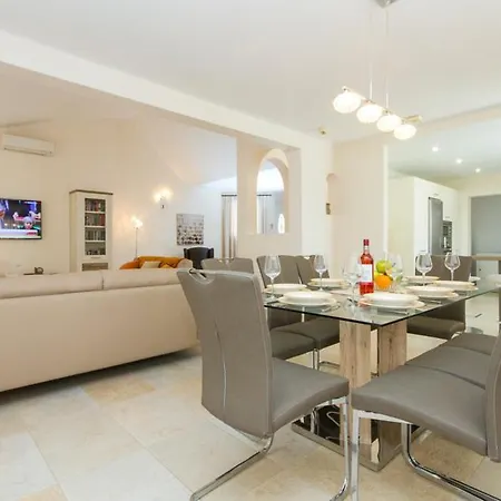 Puerto Del Carmen Sleeps 10 Pool Air Con Wifi Villa Puerto del Carmen (Lanzarote)